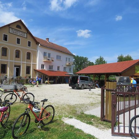 Mill House Apartment And Camping Лютомер Екстериор снимка
